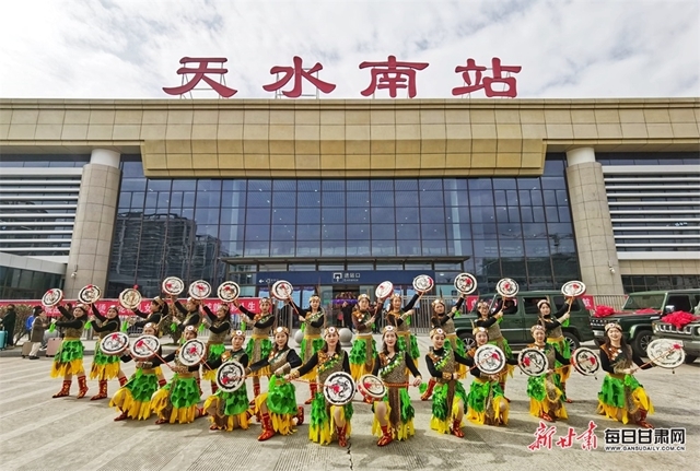 天水人民在火车站前用“轩辕鼓舞”迎接八方来客　（图源：每日甘肃网）