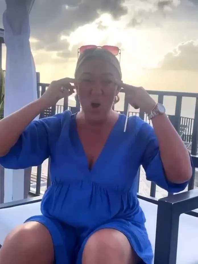 扮口音“拉凤眼” 英航空姐拍片歧视中国游客