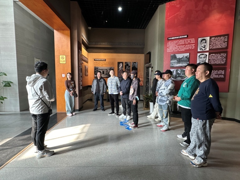 演职人员参观铜陵笠帽山革命烈士纪念馆