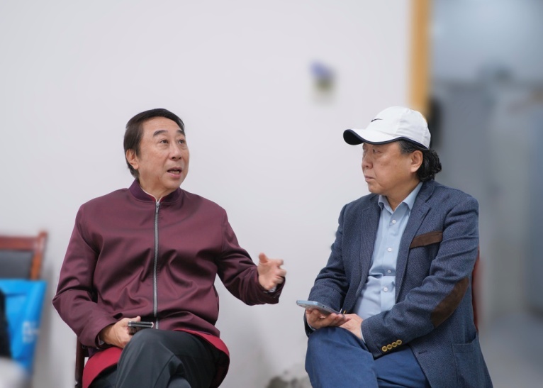 本文作者与冯巩交流