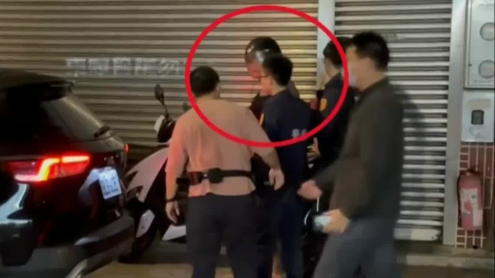 现场：台湾警匪街头枪战互开近百枪，嫌犯身穿防弹背心