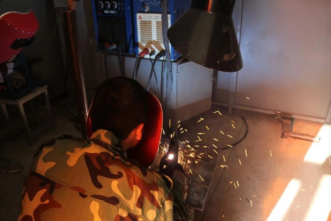 工人正在进行电焊作业（金塔县委宣传部供图）