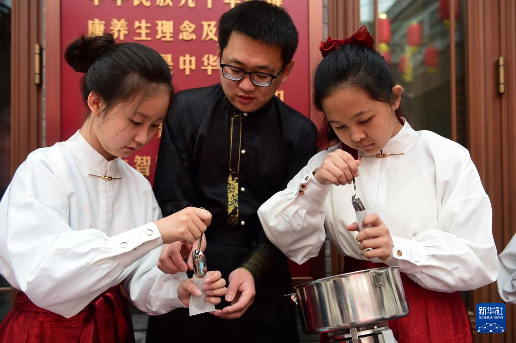 3月28日，参加公益研学活动的学生在沧州中西医结合医院南川老街国医堂学做中药香囊。