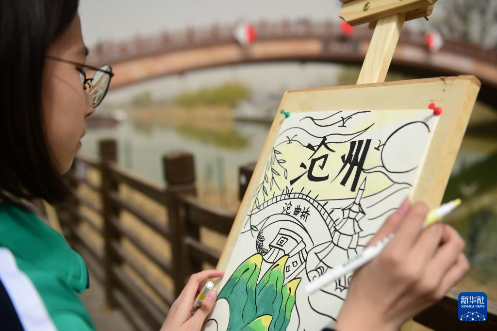 3月28日，参加公益研学活动的学生在描画运河景色。