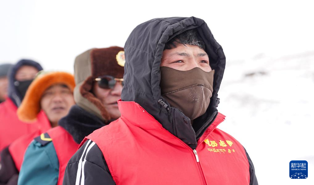 守护长江源的玛曲乡长江源环保志愿队队员(2月2日摄).