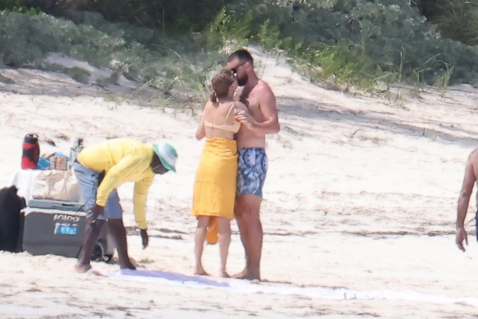 NFL球星与“霉霉”海边度假，水中拥吻秀恩爱