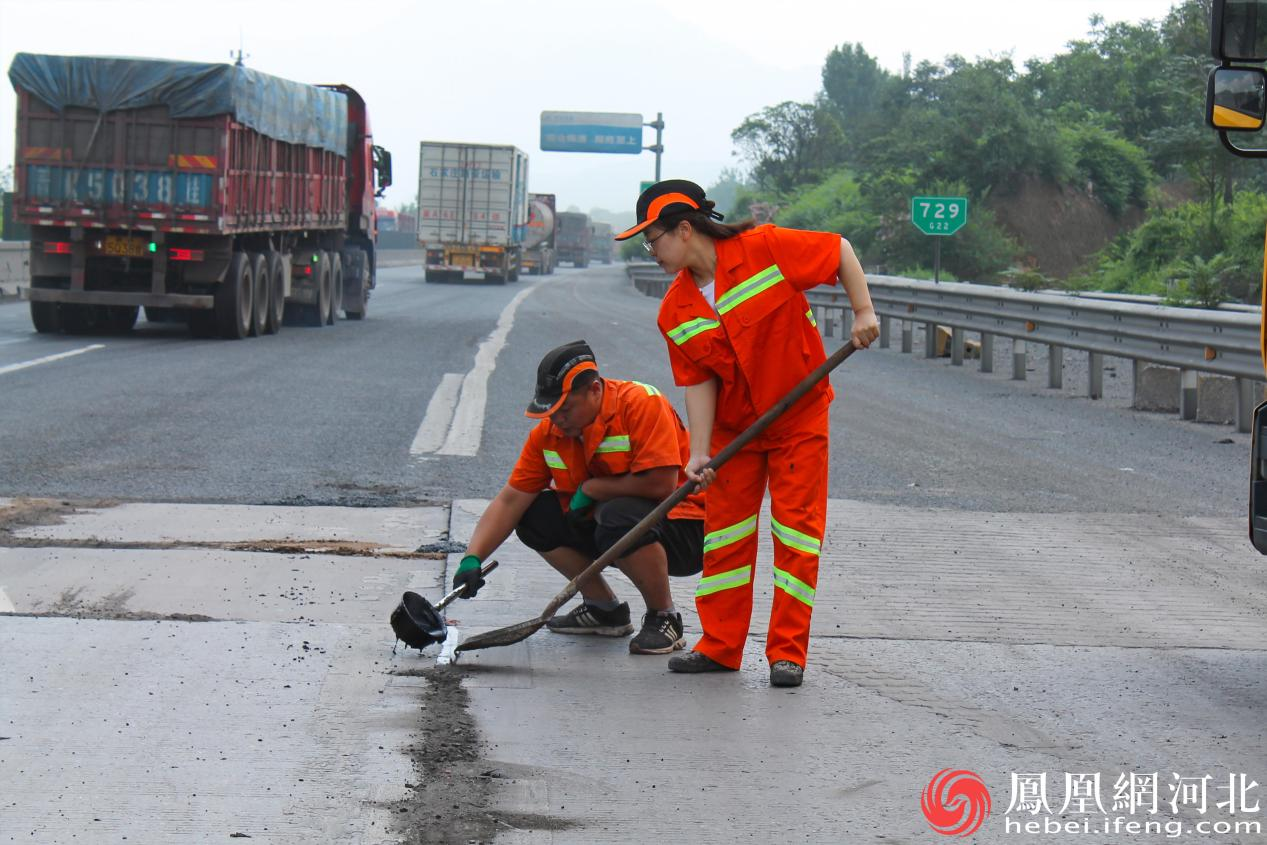 无论严寒酷暑，高速公路上都有他们活跃的身影