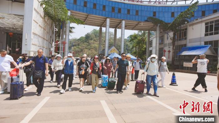 中老边境磨憨单日出境游人次创新高