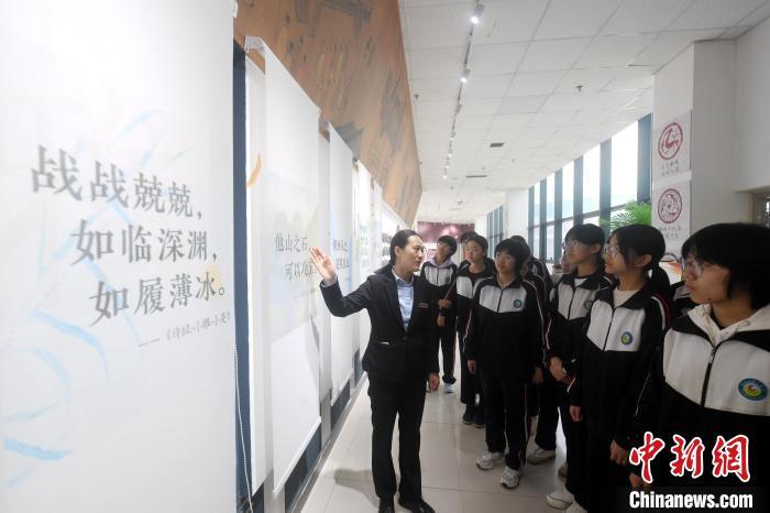 3月28日，河北省衡水市饶阳县，学生在诗经里·饶阳风物展览馆参观。崔佳栋 摄
