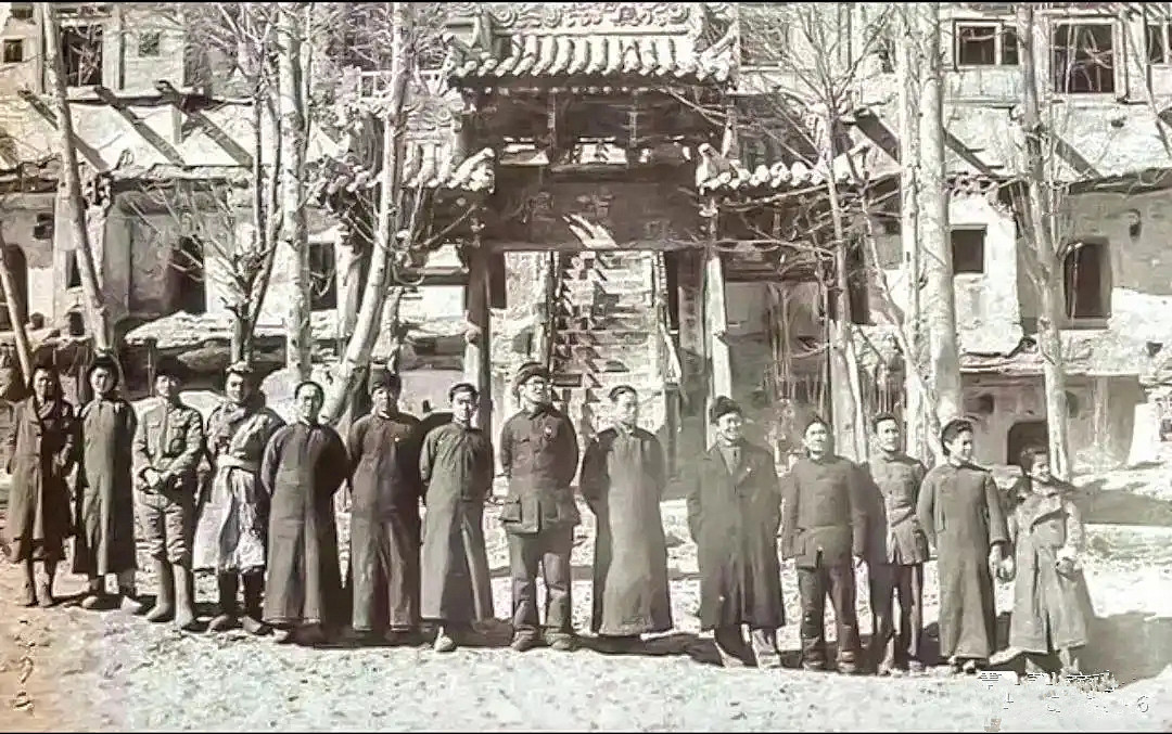 1944年元旦，敦煌艺术研究所职工在窟前合影，右二为邵芳。