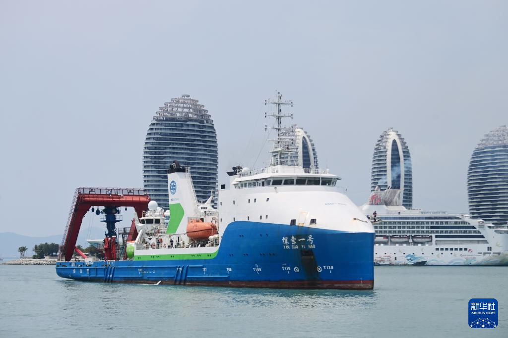 3月28日，“探索一号”科考船缓缓驶入三亚港。新华社发（沙晓峰摄）