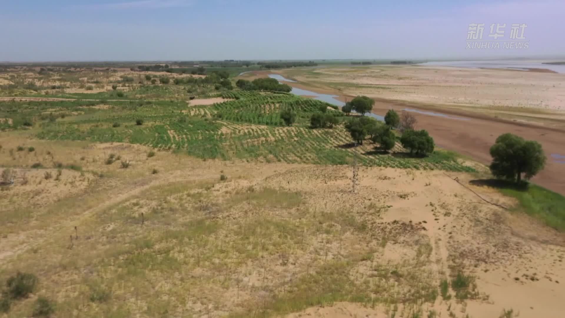 乌兰布和沙漠推进防沙治沙和风电光伏一体化工程