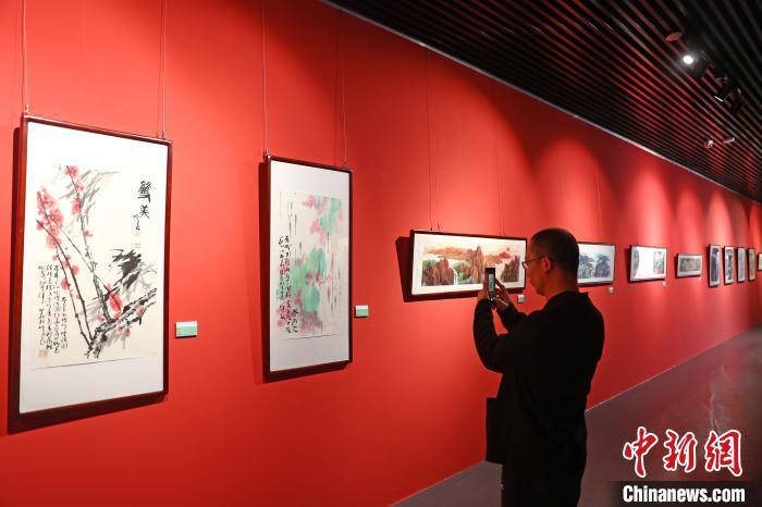 图为在位于江西南昌东湖区的南昌市美术馆内，市民游客正在观赏当代中国画名家作品展。刘占昆 摄