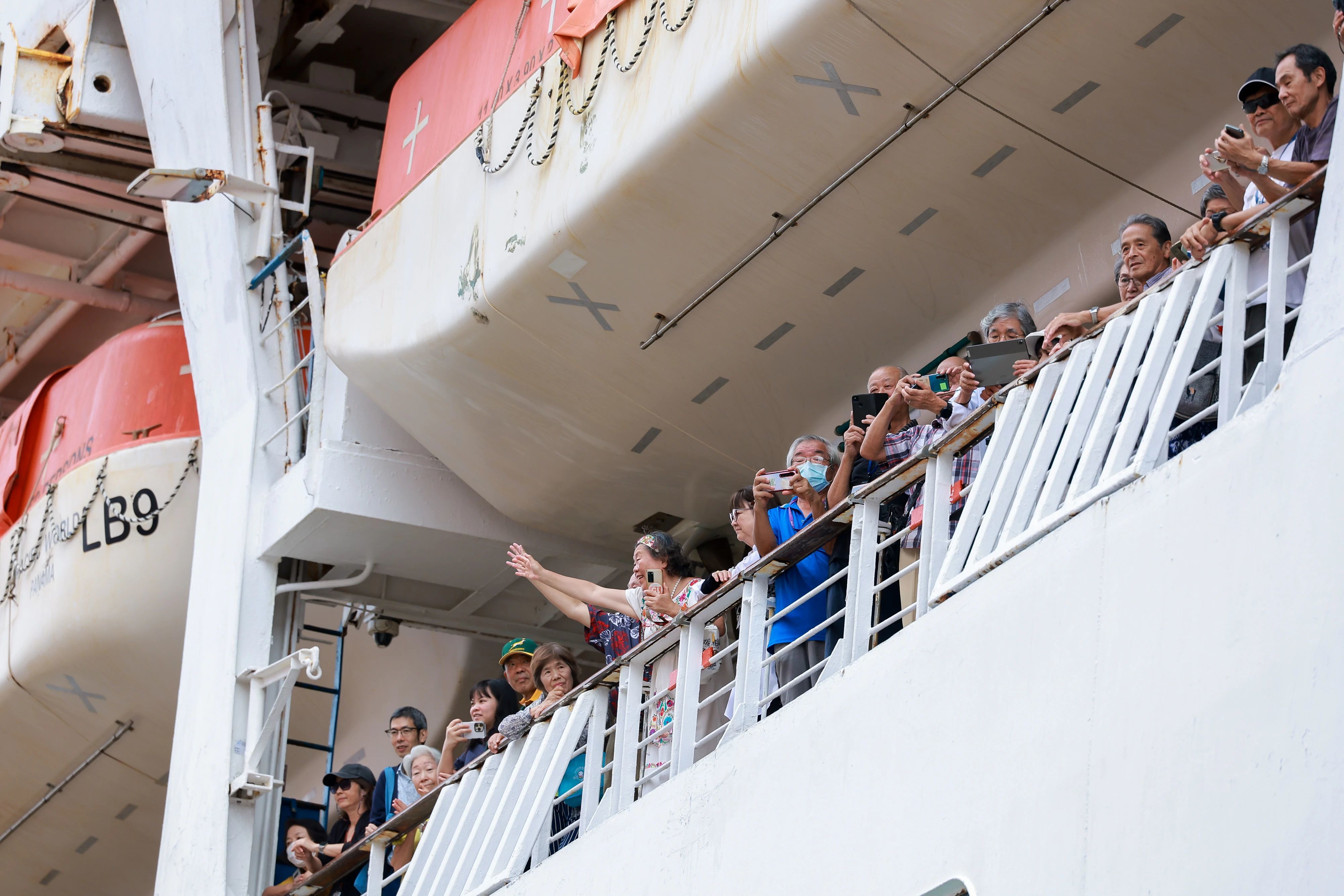 “和平之船”环球邮轮太平洋世界号首次靠泊深圳南山