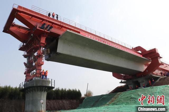 西十高铁陕西段全线首孔箱梁成功架设