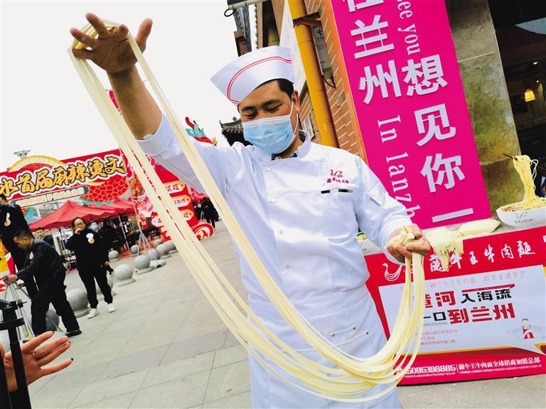 拉面师傅展示绝活