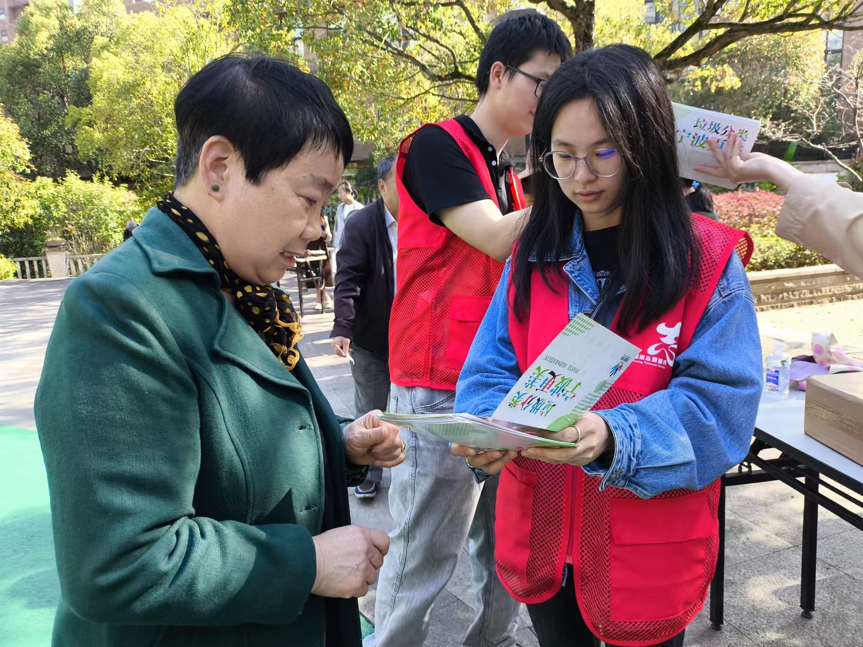 大学生志愿者高清图片