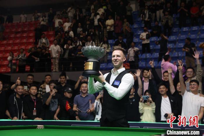 英格兰名将特鲁姆普在斯诺克世界公开赛上获得其在本赛季的第五个排名赛冠军。　　主办方供图