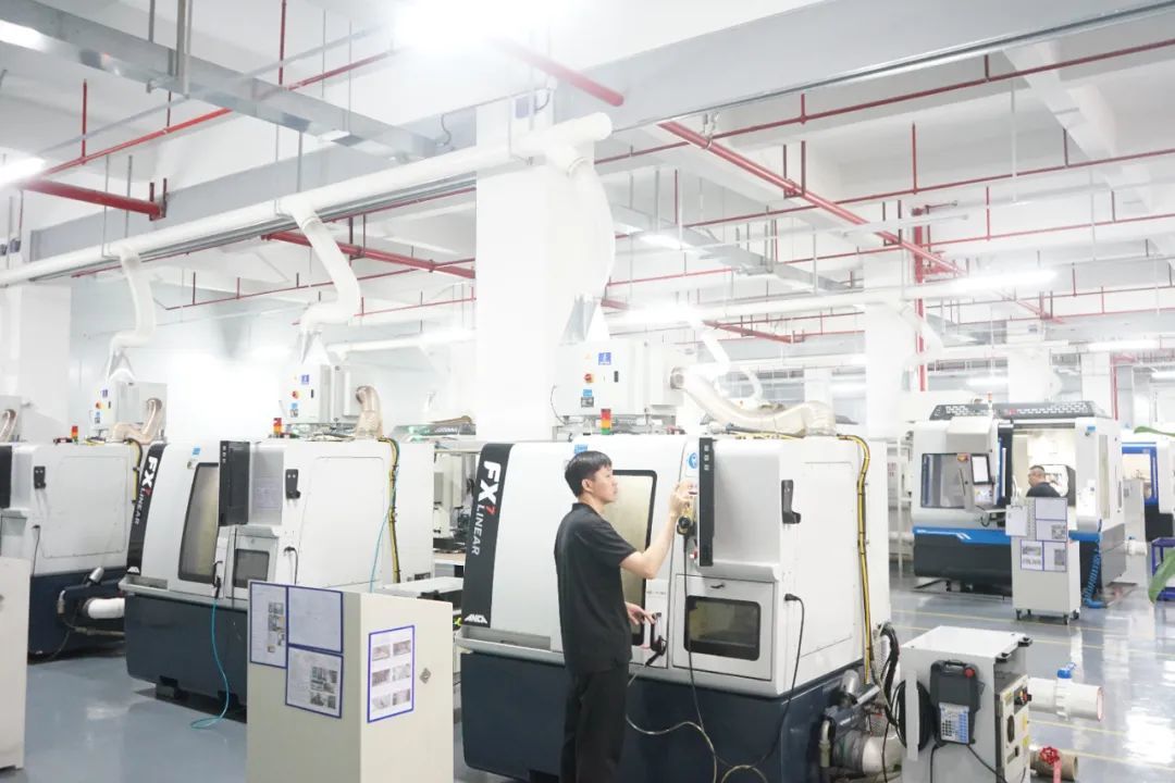 江门市中刀精密科技有限公司新生产车间内，精密设备有序排放、抓紧生产