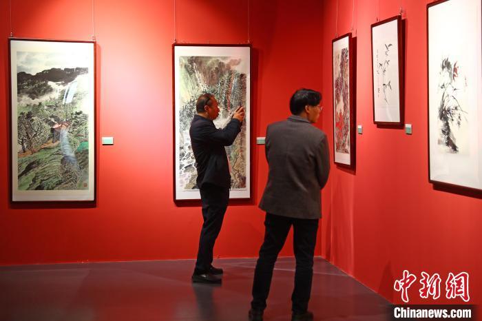 图为在位于江西南昌东湖区的南昌市美术馆内，市民游客正在观赏当代中国画名家作品展。刘占昆 摄