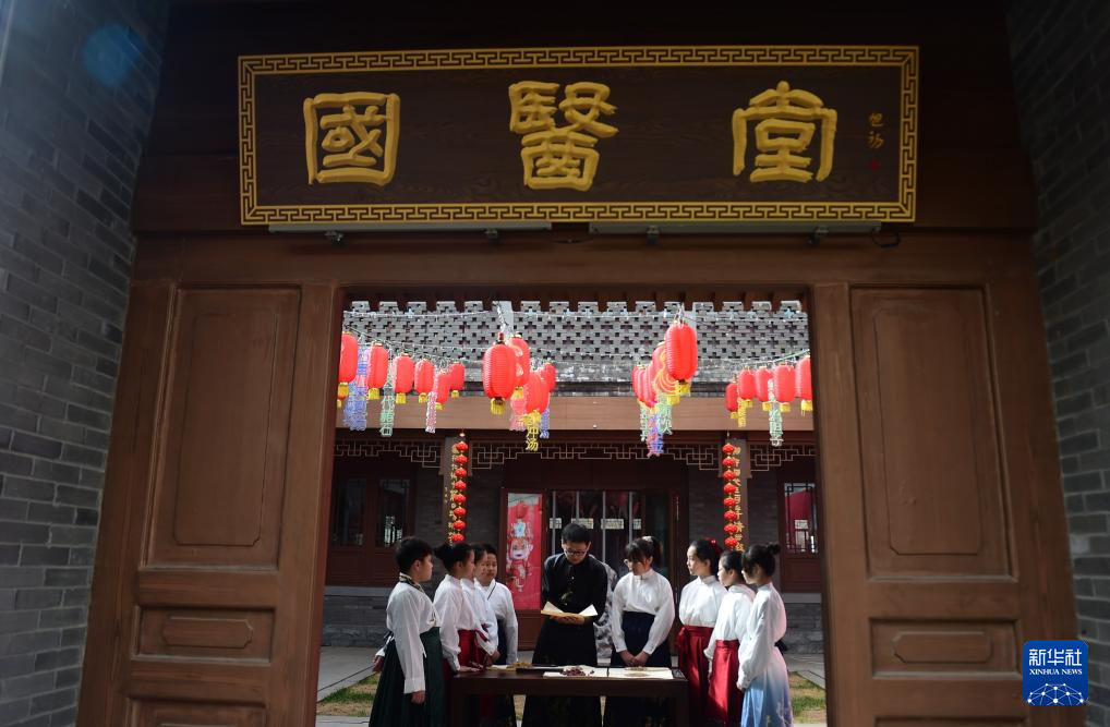 3月28日，参加公益研学活动的学生在沧州中西医结合医院南川老街国医堂辨识中药。