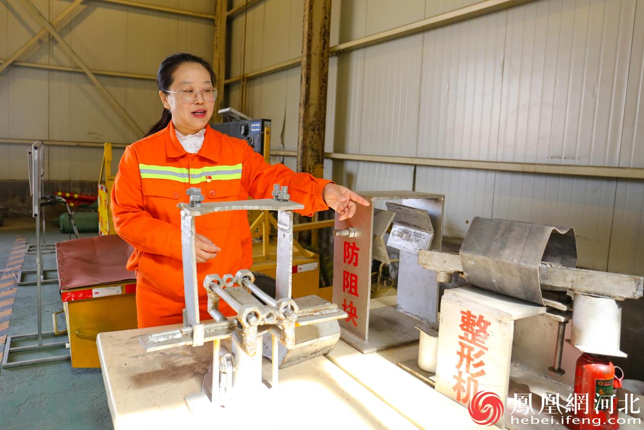 冯静静介绍高速公路上常用的专业设备