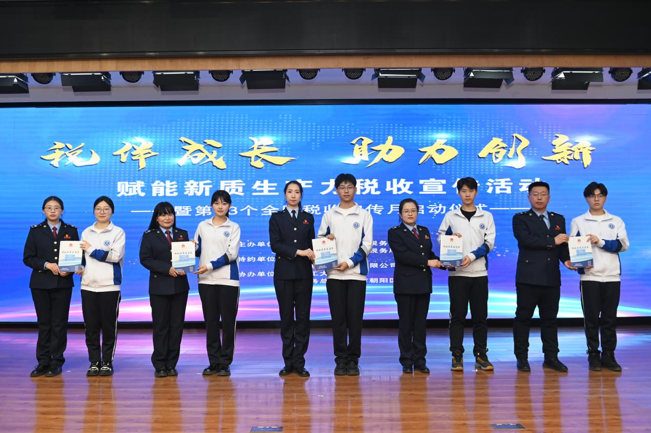 税务部门向达成意向学生送上“点对点”《服务联系卡》及《税收政策直通车》