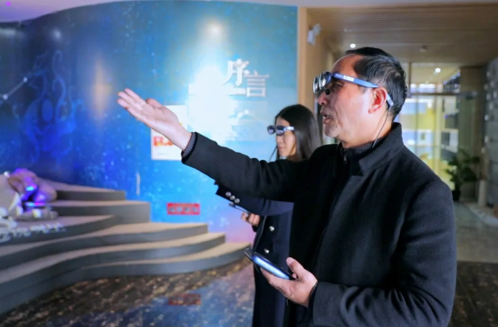 游客体验AR眼镜带来的全新感受。作者供图