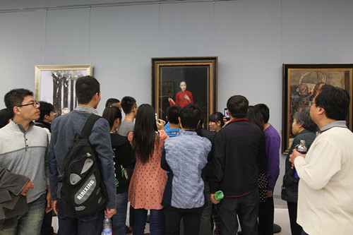 参观者纷纷拍照欣赏，成为展厅中最大亮点和看点
