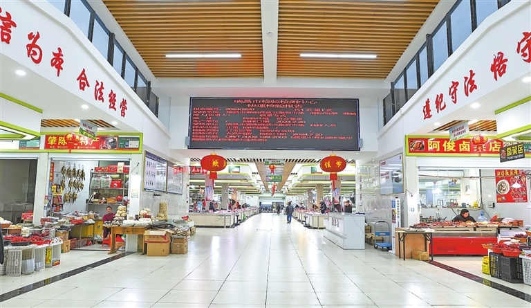 改造后的赛湖再就业农贸市场（魏东升 摄）