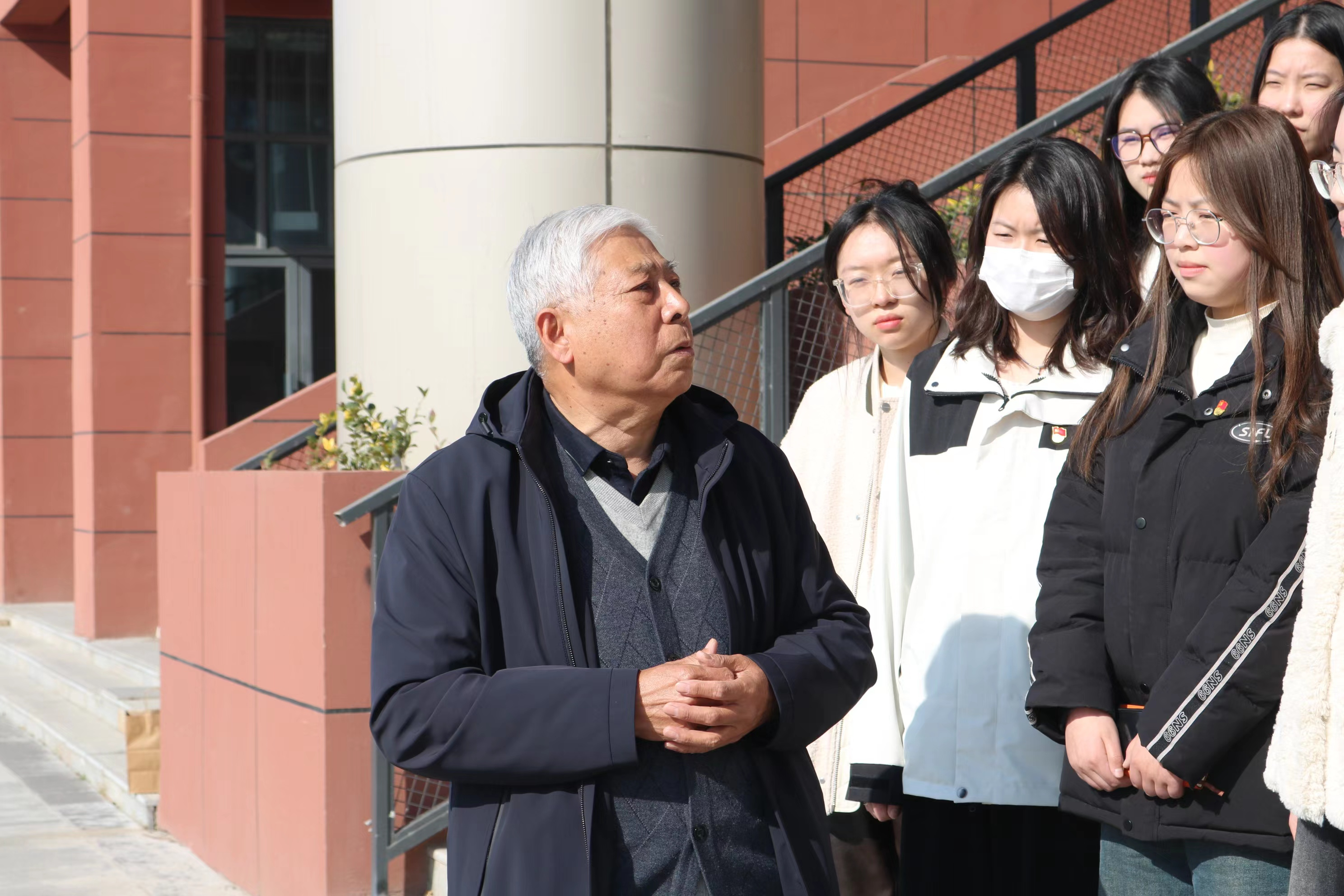 周广华今年75岁,是有54年党龄和24年军龄的老党员,老战士,曾在"狼牙山