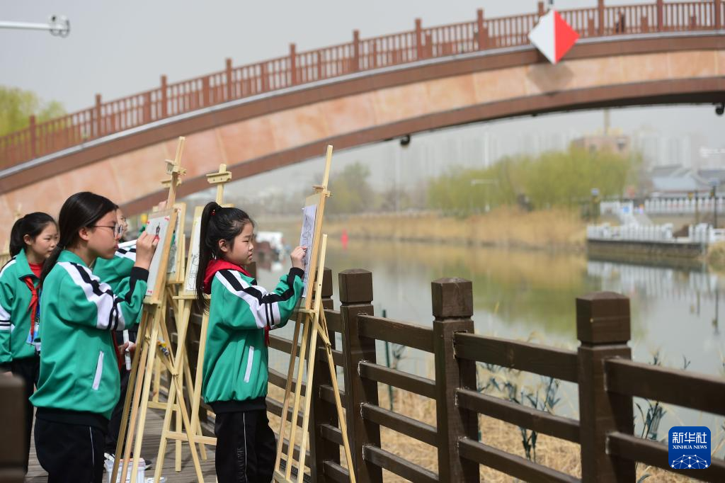 3月28日，参加公益研学活动的学生在描画运河景色。