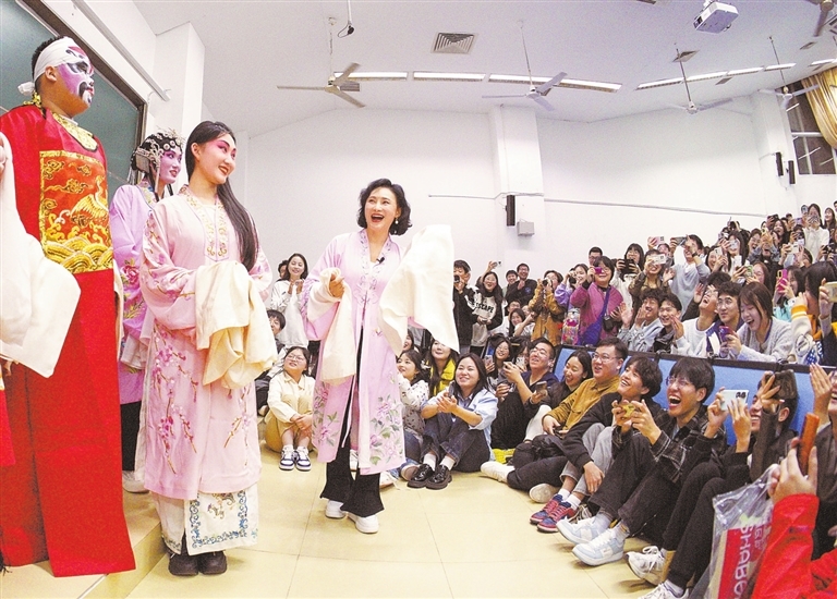 学生们穿上戏服，在陈俐(左四）的指导下进行动作展示。 江西日报全媒体记者 史港泽摄