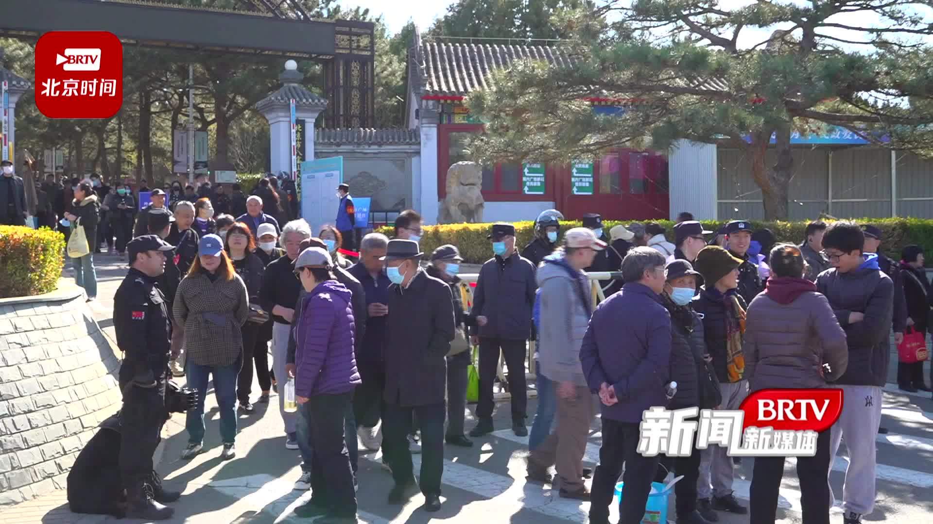 冥币换鲜花  让祭扫更“清明”