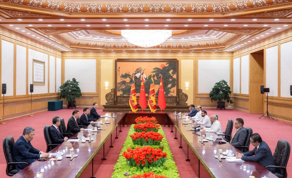 3月27日下午，国家主席习近平在北京人民大会堂会见来华进行正式访问的斯里兰卡总理古纳瓦德纳。新华社记者 翟健岚 摄