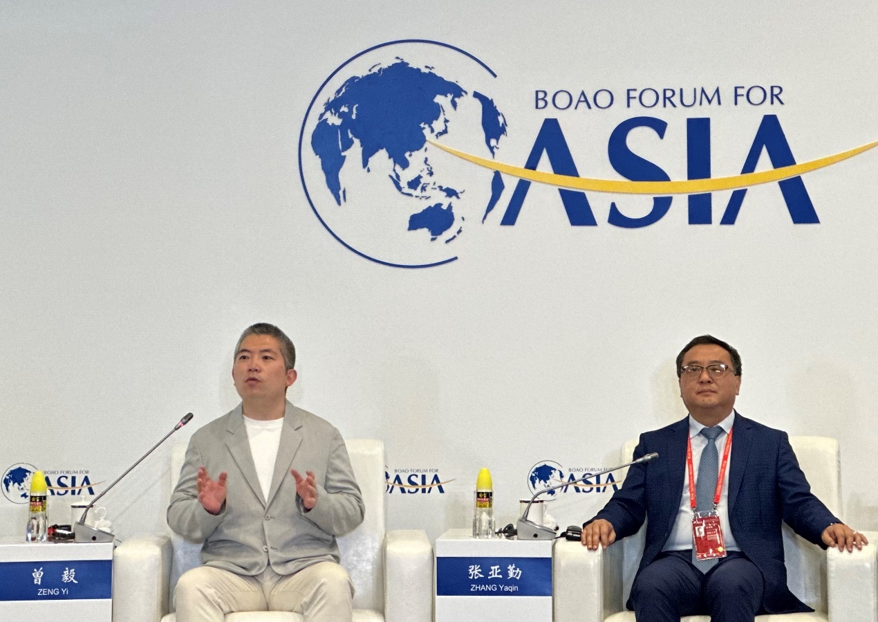 中国科学院自动化研究所研究员、联合国人工智能高层顾问机构专家曾毅(左)