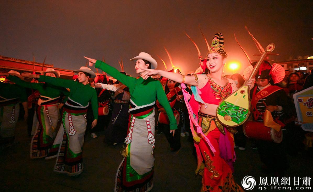 全体演职人员与游客在夜色中跳起锅庄舞，将现场氛围烘托到顶点。