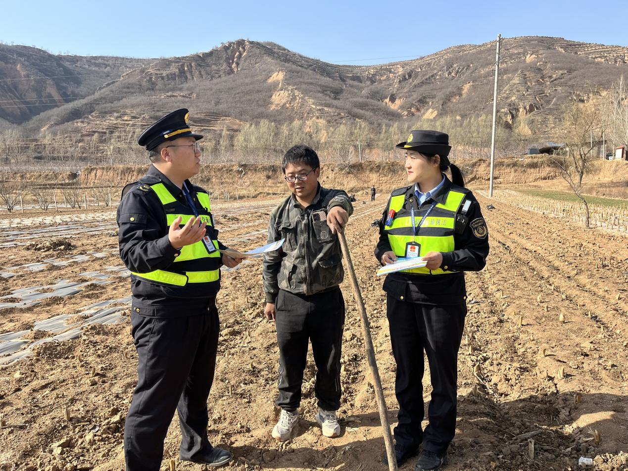 华亭送法进乡村　路政宣传入人心