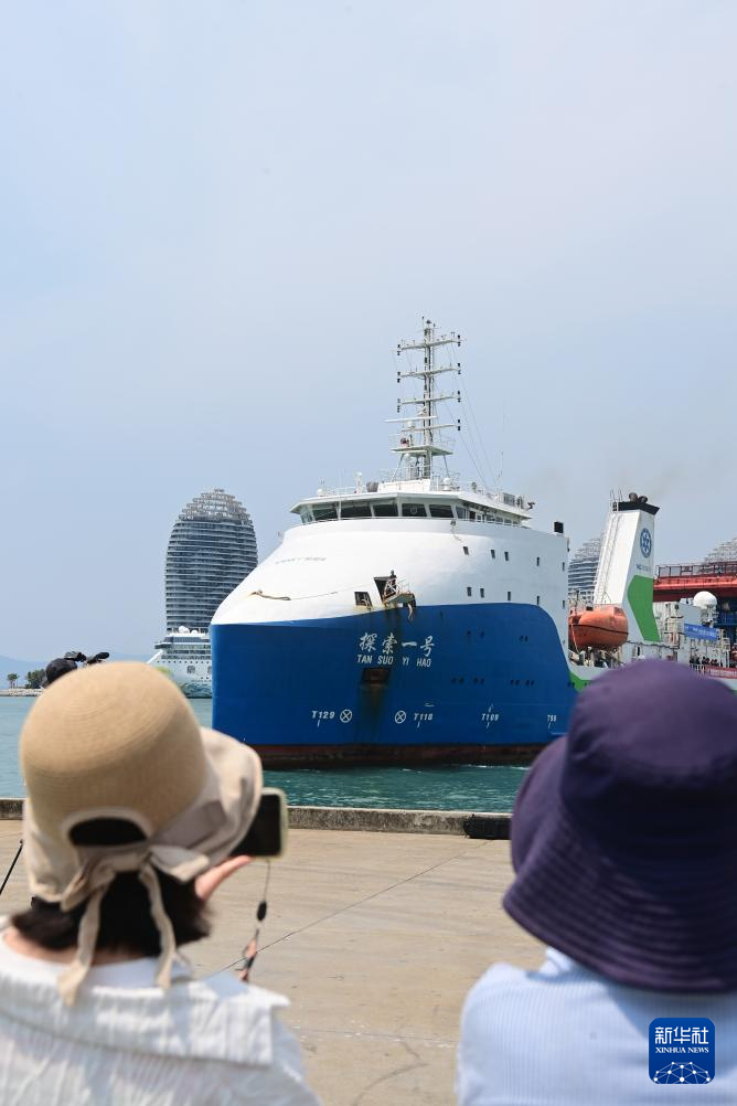 3月28日，人们在三亚港码头迎接即将靠岸的 “探索一号”科考船。新华社发（沙晓峰摄）