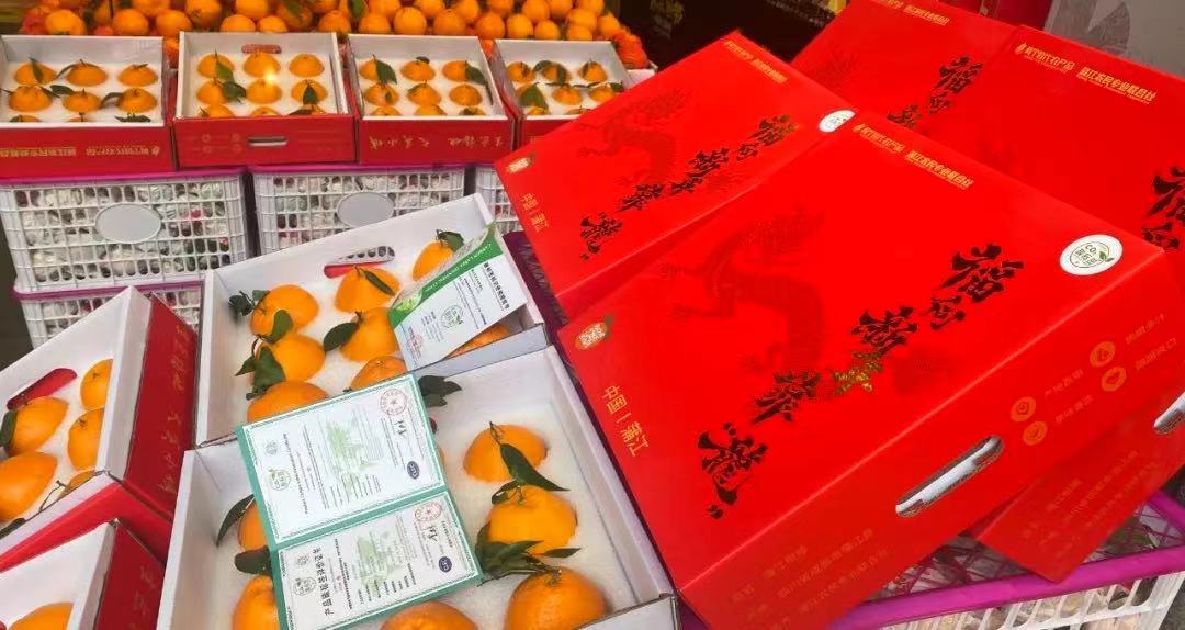 据蒲江农民专业联合社工作人员表示,蒲江爱媛橙,耙耙柑拥有了碳标签后