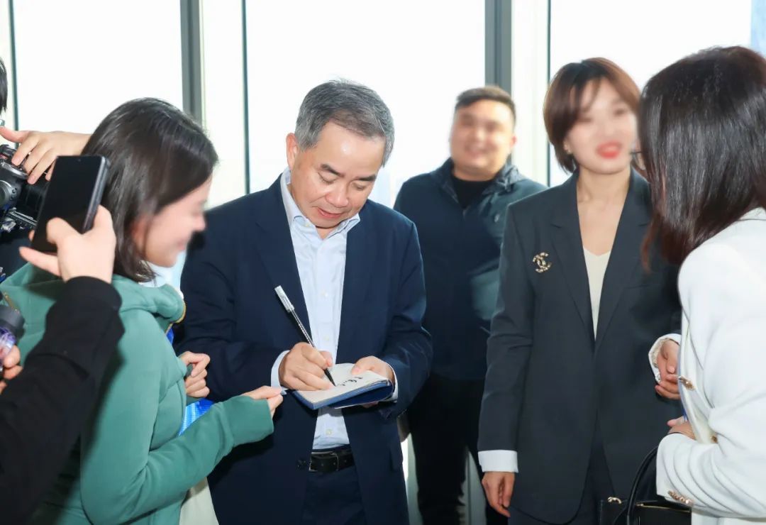 华裔经济学家陈志武(知名经济学家陈志武曾经发表)