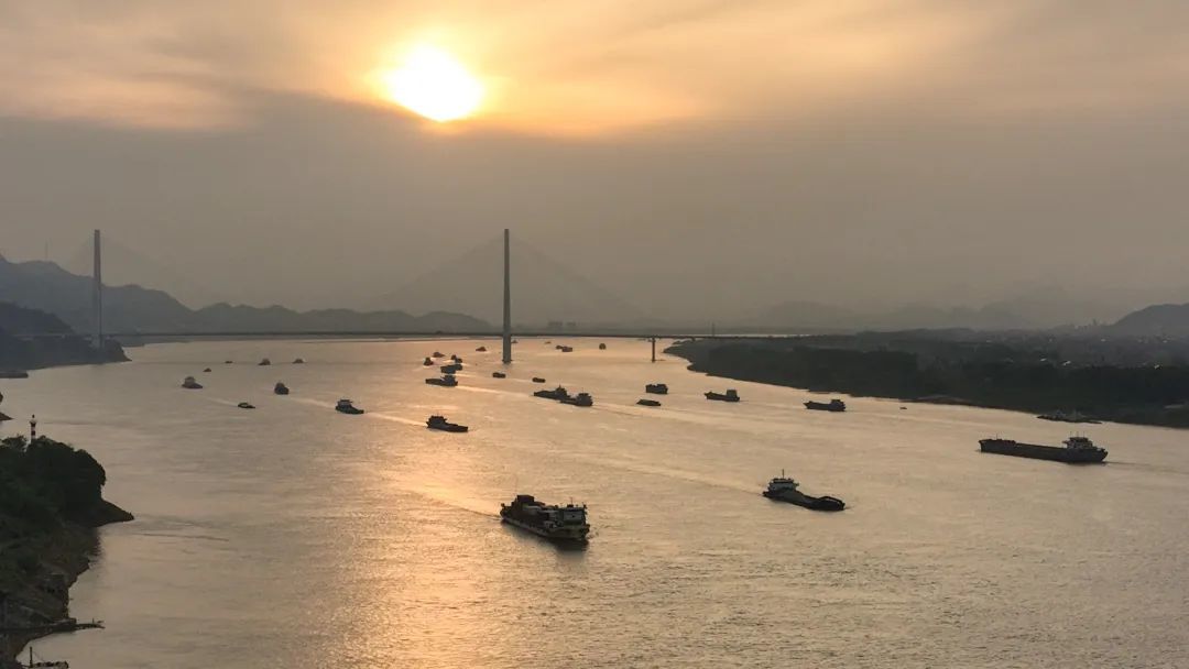 在长江江西九江瑞昌段的航道上，往来船只与夕阳组成了一幅壮美画面。周密/摄 图源新华社