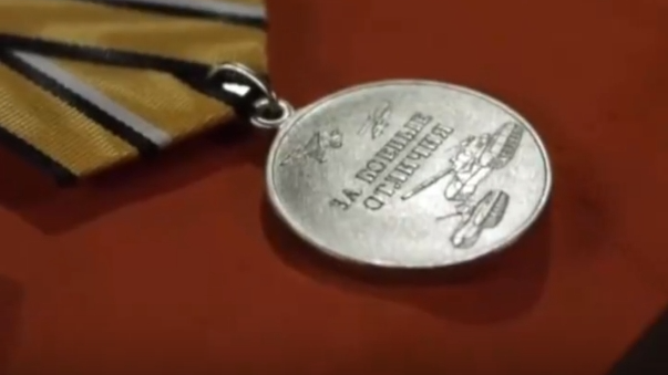 俄军方为抓捕恐袭嫌犯表现突出士兵颁发奖章