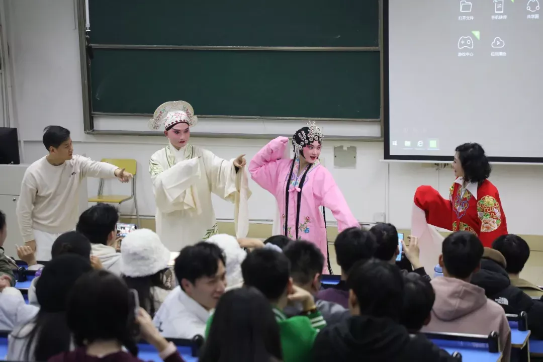 南昌大学《赣剧艺术鉴赏》课堂现场。