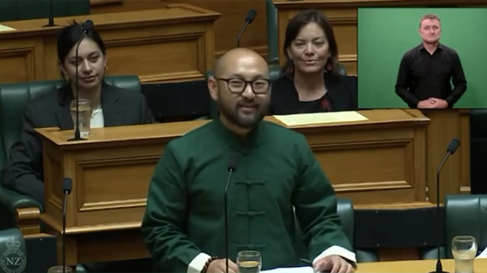 新西兰绿党华人议员在议会上唱中文歌曲