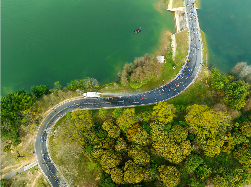 畅游最美赛道刷新赛会纪录2024东莞松山湖科学城半程马拉松鸣枪开跑