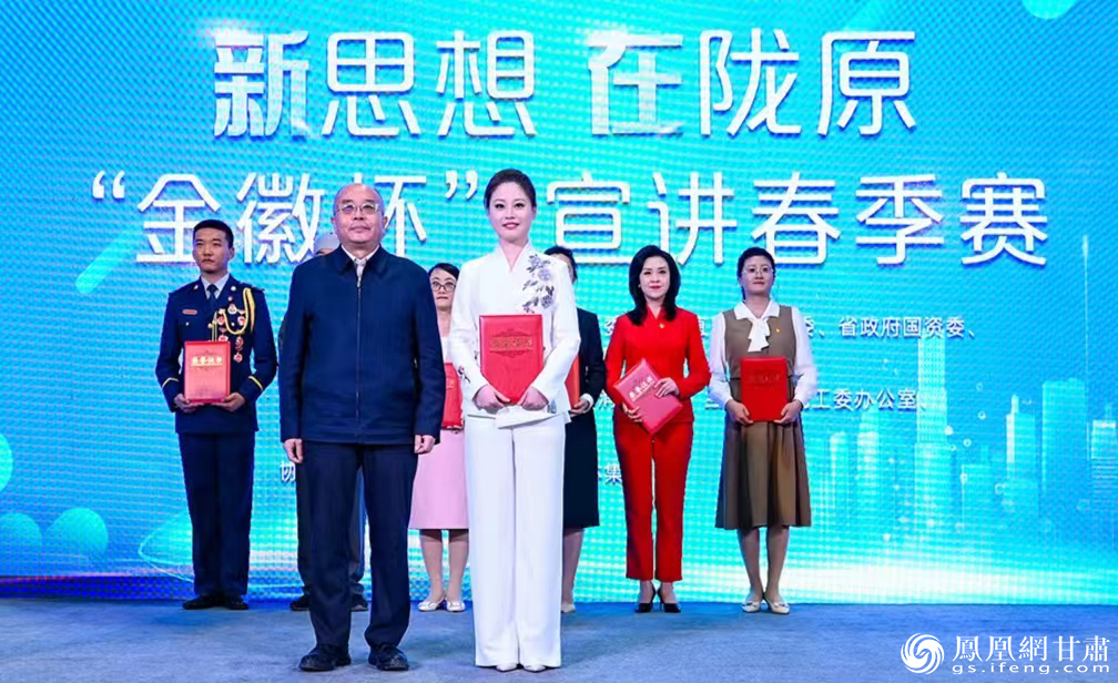 甘肃省政府文史研究馆馆长王华存（前左）为本次大赛一等奖选手颁奖
