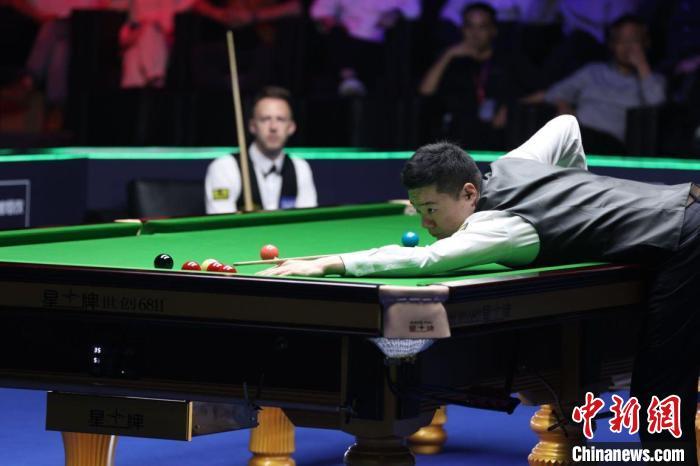 丁俊晖在比赛中。　　主办方供图