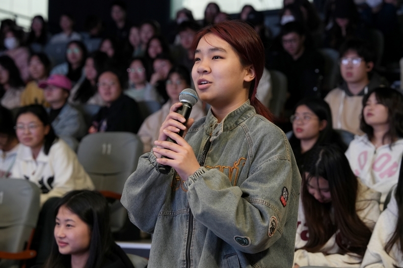 聆听了邓弘的讲课后,黄玉娇深受鼓舞,"邓书记说要学一行,稳固专业