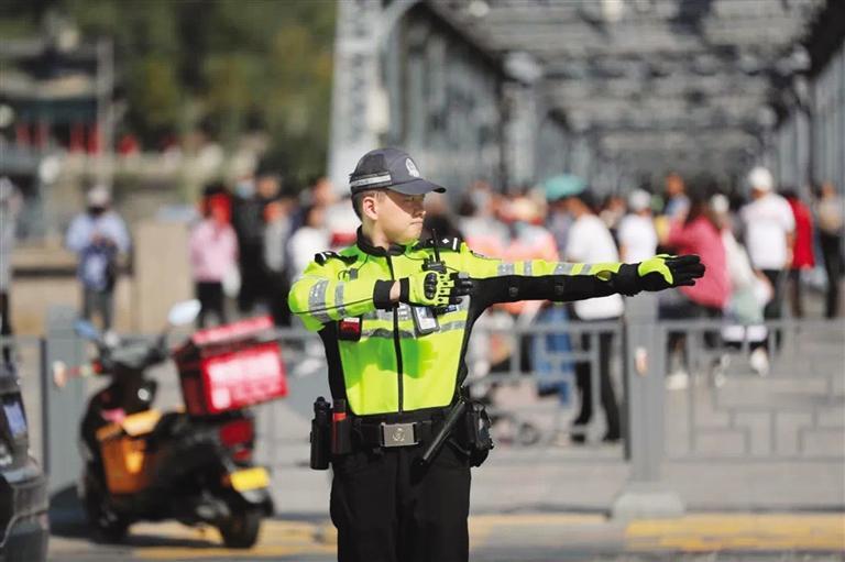 兰州公安交警执勤现场